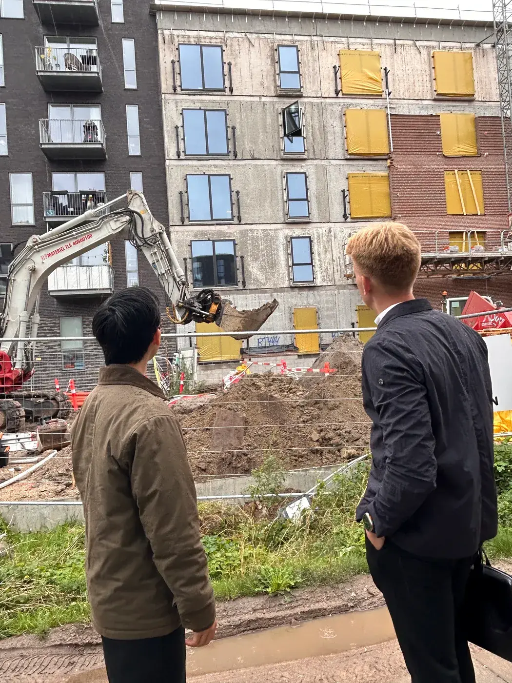 To medarbejdere fra EB Contractor gennemgår en byggeplads i København