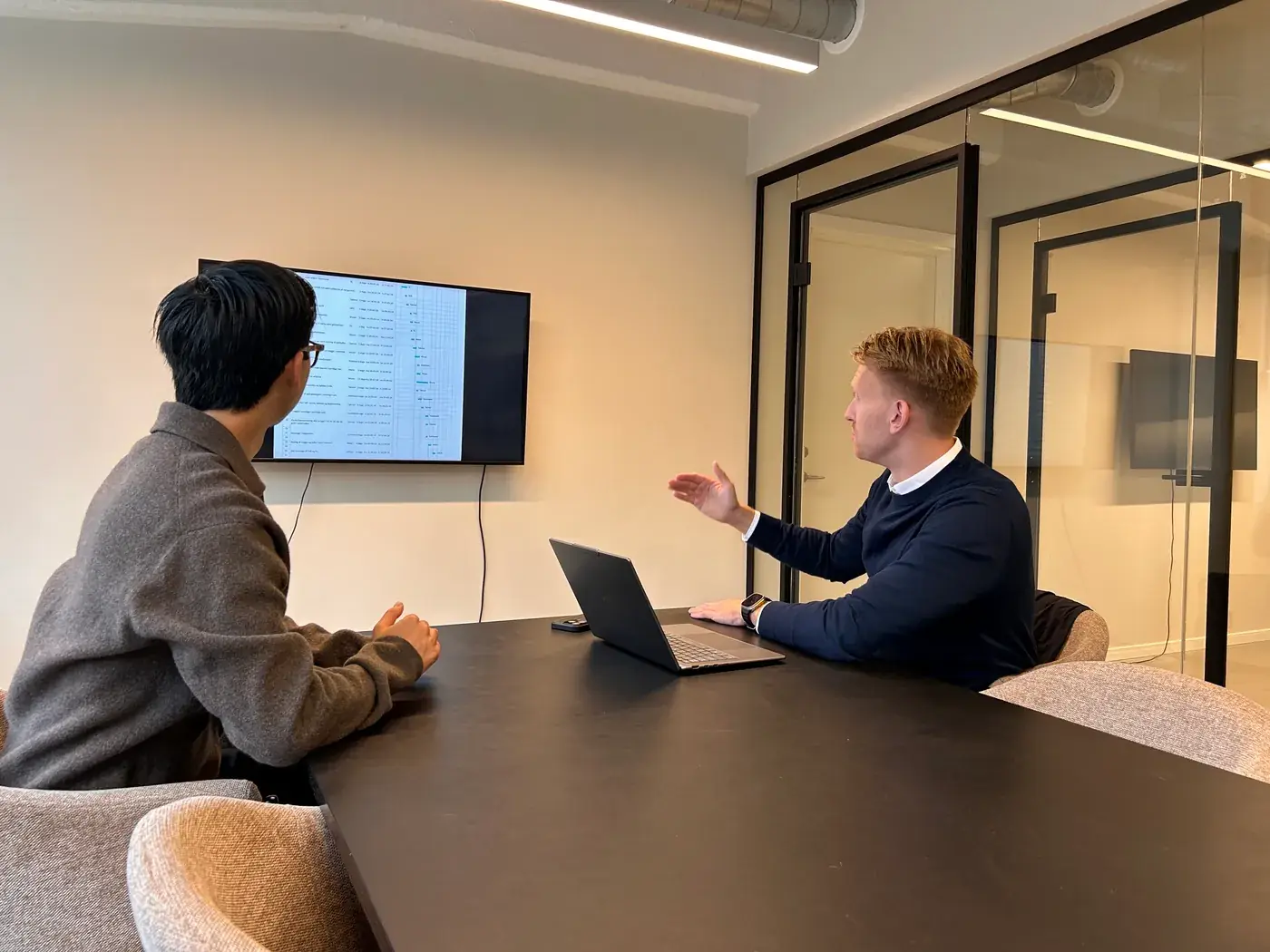 Tidsplanen for et byggeprojekt gennemgået på et møde hos EB Contractor