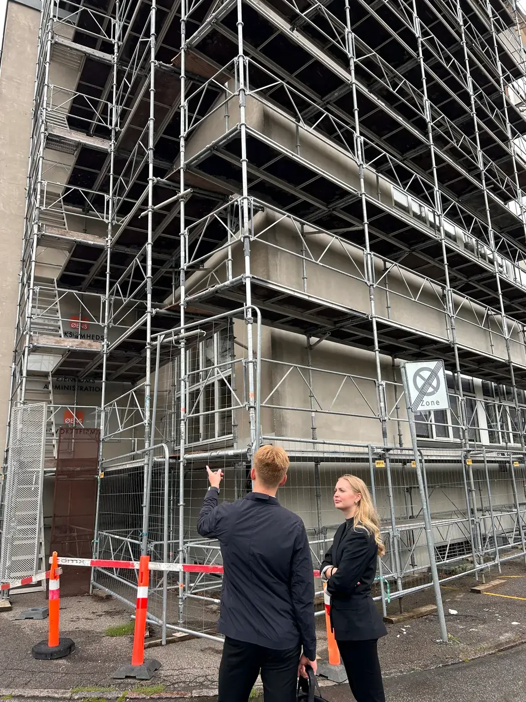 Stillads rejst omkring facaden på en etageejendom under renovering